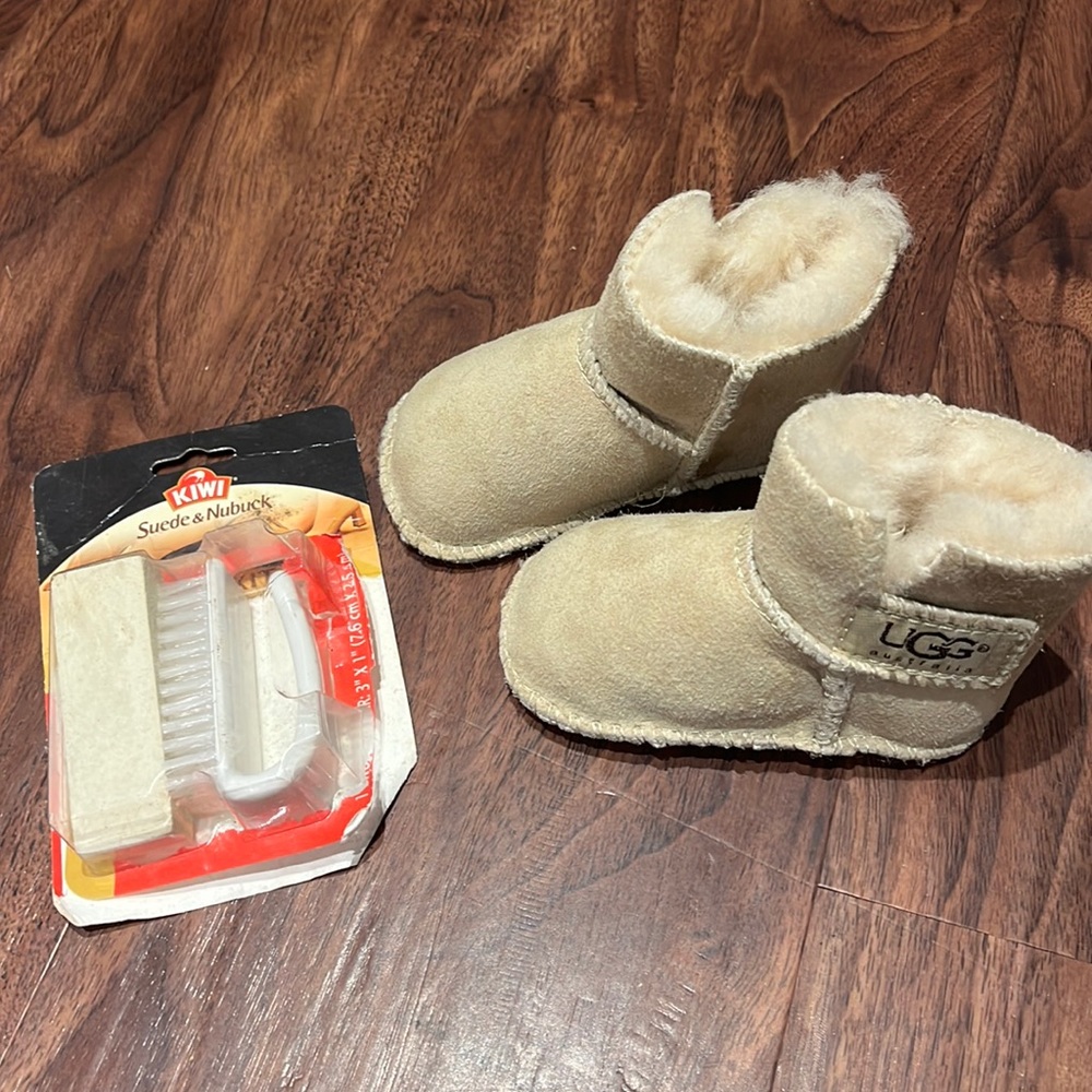 Brand new baby Uggs! ❤️